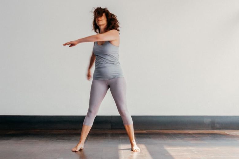 Judith Hennemann in Bewegung in ihrem Yoga-Studio