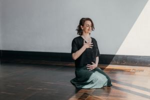 Judith Hennemann beim Meditieren in ihrem Yoga-Studio
