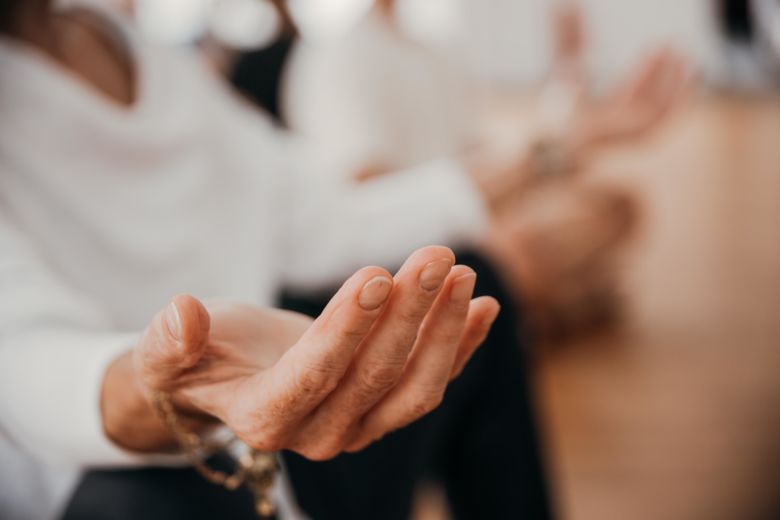 Geöffnete Hand einer Seniorin